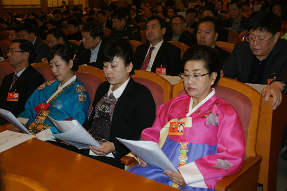朝鲜族代表在认真听取政府工作报告。.JPG